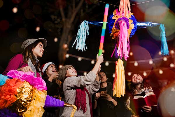 Posadas Mexico Diciembre Pinatas